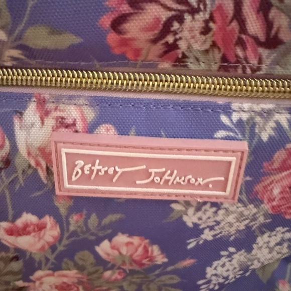 Betsy Johnson NWT Floral Insulated 6pack cooler with adjustable guitar strap! - Picture 4 of 9